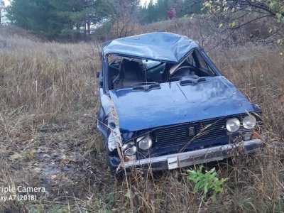 В Башкирии из-за гололеда Audi A4 и «ВАЗ-2106» опрокинулись в кювет: женщину зажало в иномарке