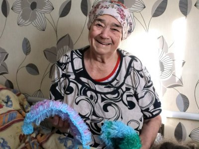 В Башкирии 89-летняя женщина без ног вяжет для бойцов СВО мочалки