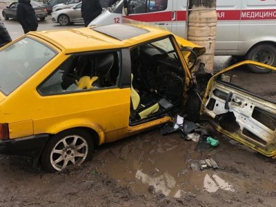 В Башкирии водитель за рулем «ВАЗ-2108» «нырнул» в лужу и врезался в столб