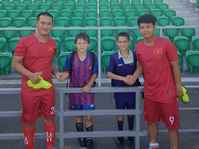 Воспитанники ФК «Нефтяник» Уфы познакомились на Играх сурдлимпийцев с футболистами из Вьетнама