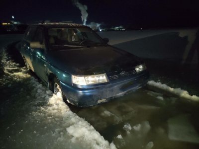 За 100 метров от берега: в Башкирии водитель припарковался на льду пруда и уснул