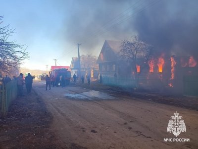В Башкирии ветер усложнил тушение двух бревенчатых домов