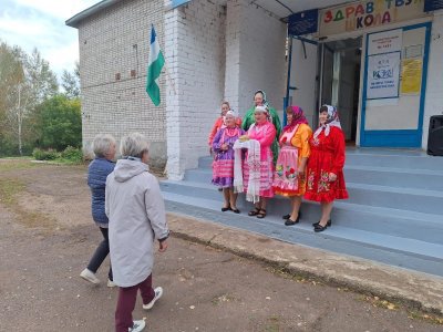 На избирательном участке в Башкирии встречают блинами и квасом