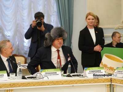 Радий Хабиров подарил Дмитрию Губерниеву башкирскую национальную мужскую шапку