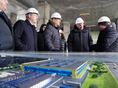 Радий Хабиров и Максим Решетников посетили площадку сбора белорусской сельхозтехники в Уфе