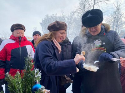 Радий Хабиров купил пельменей на гастрофестивале в Бирске