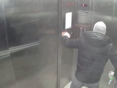 Уфимцу, застрявшему в неисправном лифте, потребовалась помощь спасателей