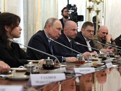 Новой волны мобилизации и военного положения не будет: основные тезисы встречи Путина с военкорами