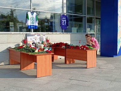 В Уфе горожане несут к мемориалу Родиона Амирова цветы и свечи