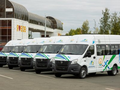 Премьер-министр Башкирии Андрей Назаров вручил ключи от автобусов директорам пяти спортшкол