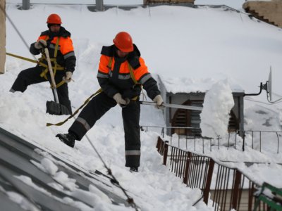 В Уфе очистку крыш от снега и наледи ведут 45 бригад