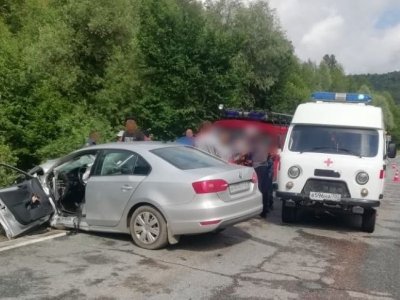 В Башкирии из искореженной в ДТП иномарки достали тело женщины-водителя