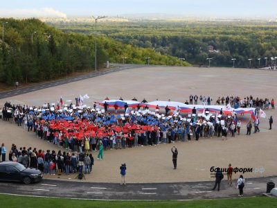 Более 1 000 уфимцев объединились вокруг флага России и спели гимн страны а капелла