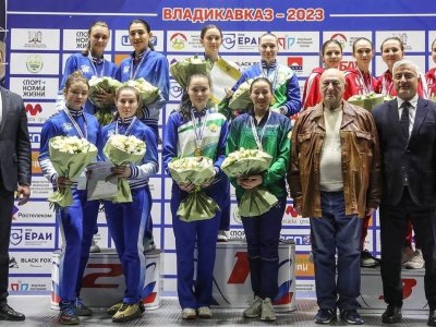 Женская сборная Башкирии по фехтованию стала победителем в командном турнире рапиристок