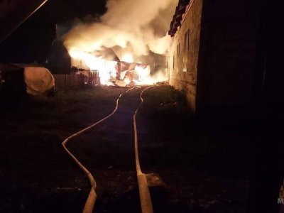 В Башкирии при пожаре сгорели грузовик и баня