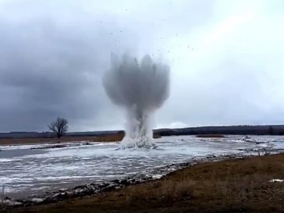 В Башкирии взорвали лед на реке Ай