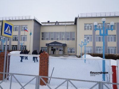 Радий Хабиров посетил СОШ №4 села Верхнеяркеево, обновлённую по федеральной программе капремонта