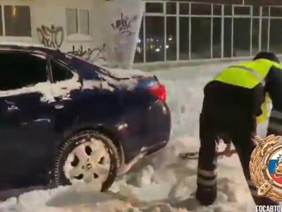 В Башкирии сотрудники ГИБДД вызволили автоледи из «снежного плена»