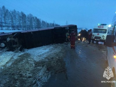 В Башкирии перевернулся пассажирский автобус, в котором находились 30 человек