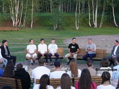 Глава Башкирии Радий Хабиров в парке «Патриот» встретился со студентами российских вузов