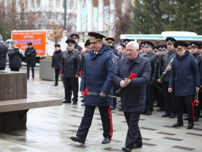 Сотрудники МВД Башкирии возложили цветы к «Уфимскому городовому»