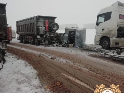 В Башкирии при столкновении двух грузовиков погиб водитель
