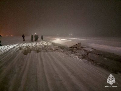В Башкирии на ледовой переправе фура провалилась в реку