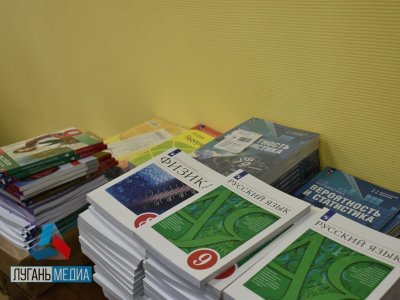 Представители Башкирии доставили учебники в Петровскую школу № 22 имени Шаймуратова