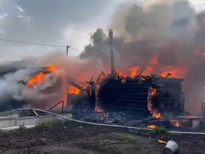 Под Уфой пожарные тушат два горящих дома, гараж и баню: есть пострадавший