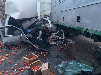 В Башкирии водителю, зажатому в искореженном в ДТП грузовике, потребовалась помощь спасателей