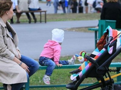 Находящимся в отпуске по уходу за ребенком в Башкирии выплатили 3,8 млрд рублей