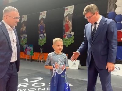 Министр спорта Башкирии подарил юному борцу новую форму