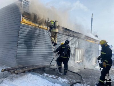 В Башкирии пожарные тушат возгорание в производственном цеху предприятия