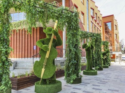 В Уфе у молодежного театра появились новые зеленые арт-объекты