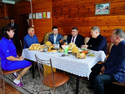 Радий Хабиров посетил в деревне Тюлебаево Кугарчинского района семью погибшего участника СВО