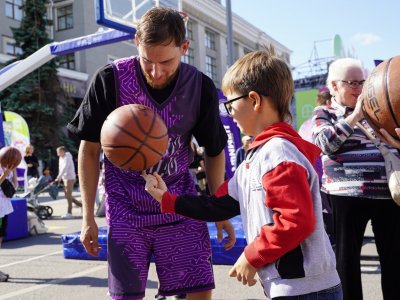 На всероссийском фестивале «Айда играть» школам Башкирии подарили 4500 баскетбольных мячей