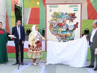 На международной книжной ярмарке «Китап-байрам» состоялась презентация вышитой карты Башкортостана