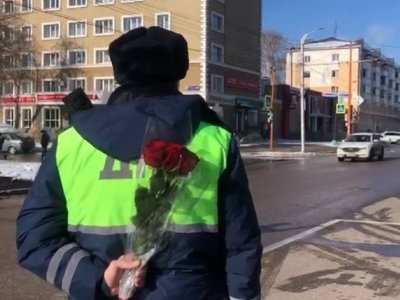Сотрудники ГИБДД в Башкирии дарят автомобилисткам цветы