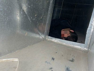 В Уфе в шахте лифта спасатели пришли на помощь «человеку-пауку»