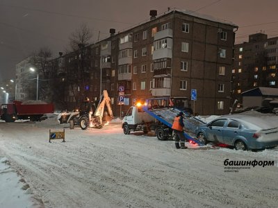 В Уфе эвакуируют автомобили, мешающие коммунальщикам убирать снег