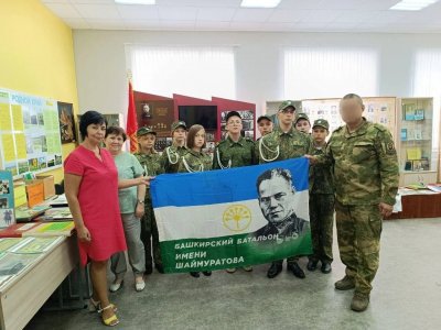 Военнослужащий батальона имени Шаймуратова передал флаг Петровской школе в ЛНР
