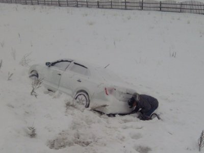 Авто в сугробе, ограничение движения, техника в деле: на один из районов Башкирии обрушился снегопад
