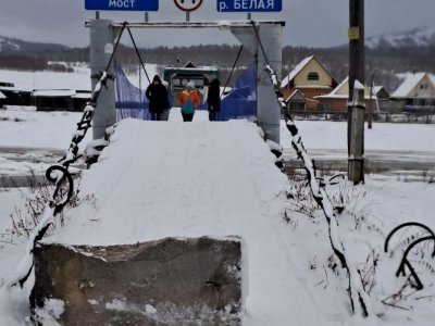 В Башкирии начали делать временную объездную дорогу после ДТП на мосту