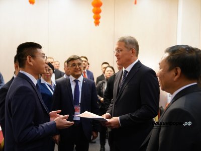 Глава Башкирии Радий Хабиров на полях МНБ приветствовал делегацию КНР