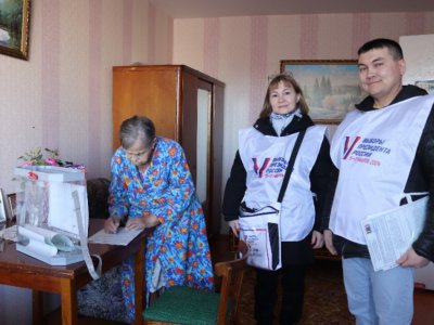 В Уфе на выборах президента РФ проголосовала 100-летняя труженица тыла