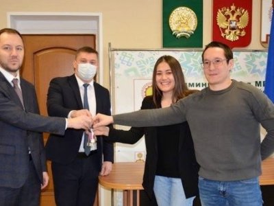 Министр здравоохранения Башкирии вручил ключи от новых домов молодым врачам Нуримановской больницы