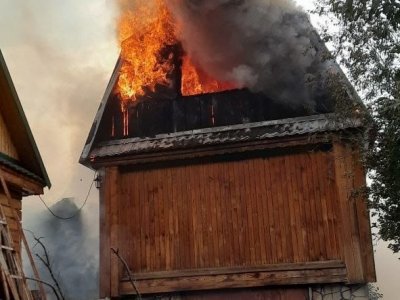 Под Уфой загорелся бревенчатый дом: есть угроза распространения огня на соседние постройки