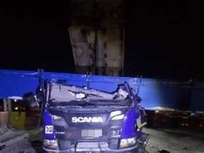 Водитель грузовика погиб после удара о мост. На трассе М-5 «Урал» перекрыто движение