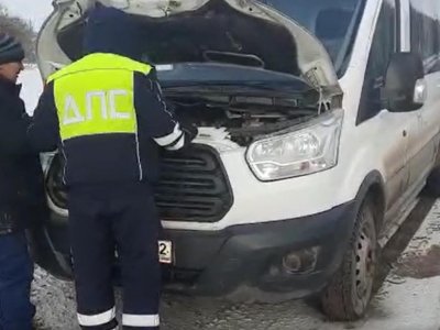 В Башкирии на трассе инспекторы ДПС пришли на помощь водителю автобуса
