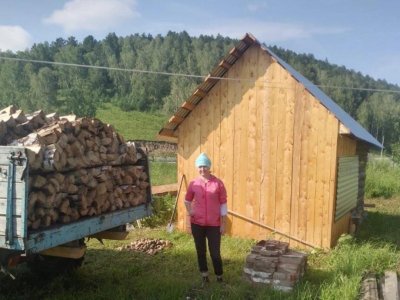 В Башкирии депутат сельсовета помог семье участника СВО в заготовке дров